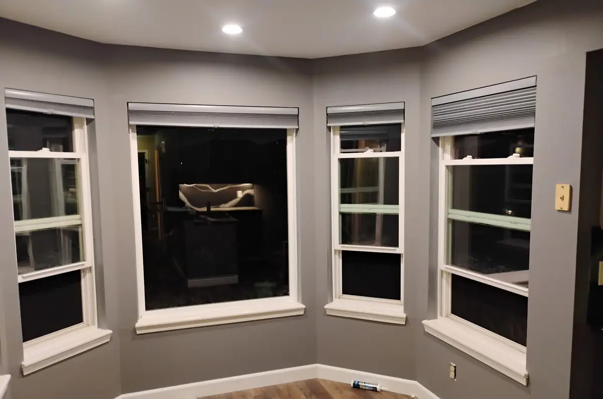 Bay window wall with four windows and gray walls